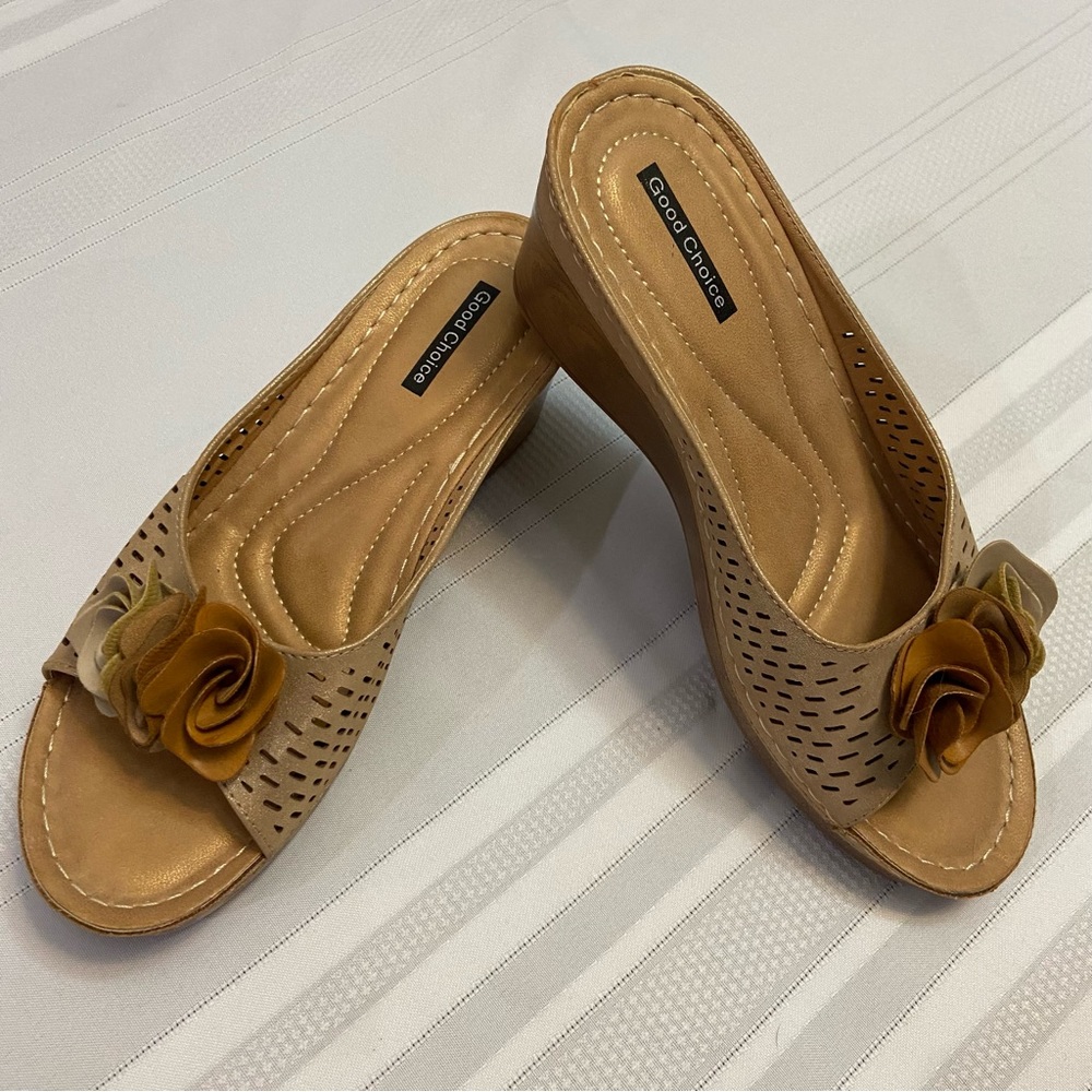 Gold Metallic -Floral Rosettes Wedge Slide Sandals size 8.5